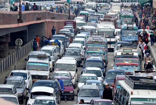 Srinagar may go Delhi way to curb traffic jam